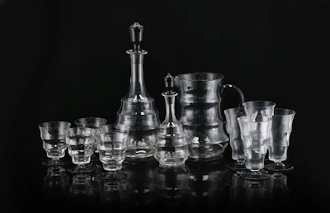 Henkelkrug, zwei Karaffen und neun Gläser, Entwurf: Josef Hoffmann