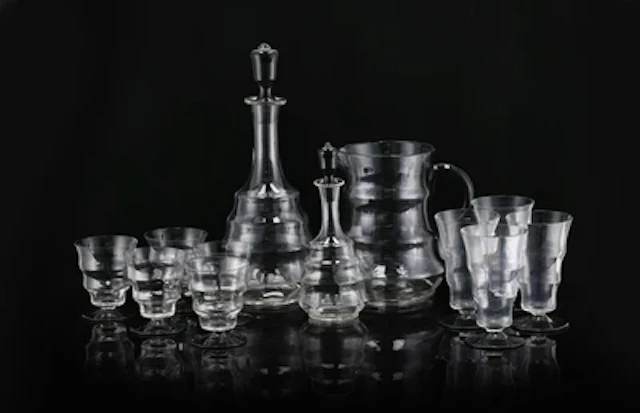 Henkelkrug, zwei Karaffen und neun Gläser, Entwurf: Josef Hoffmann