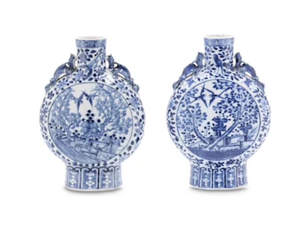 Paar blau-weiße "Moon Flask" Vasen, China, späte Qing Dynastie