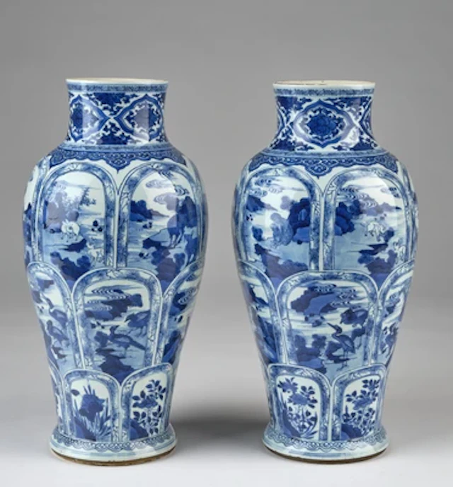 Paar blau-weiße Vasen, China, Kangxi Periode, unterglasurblaue Symbolmarke