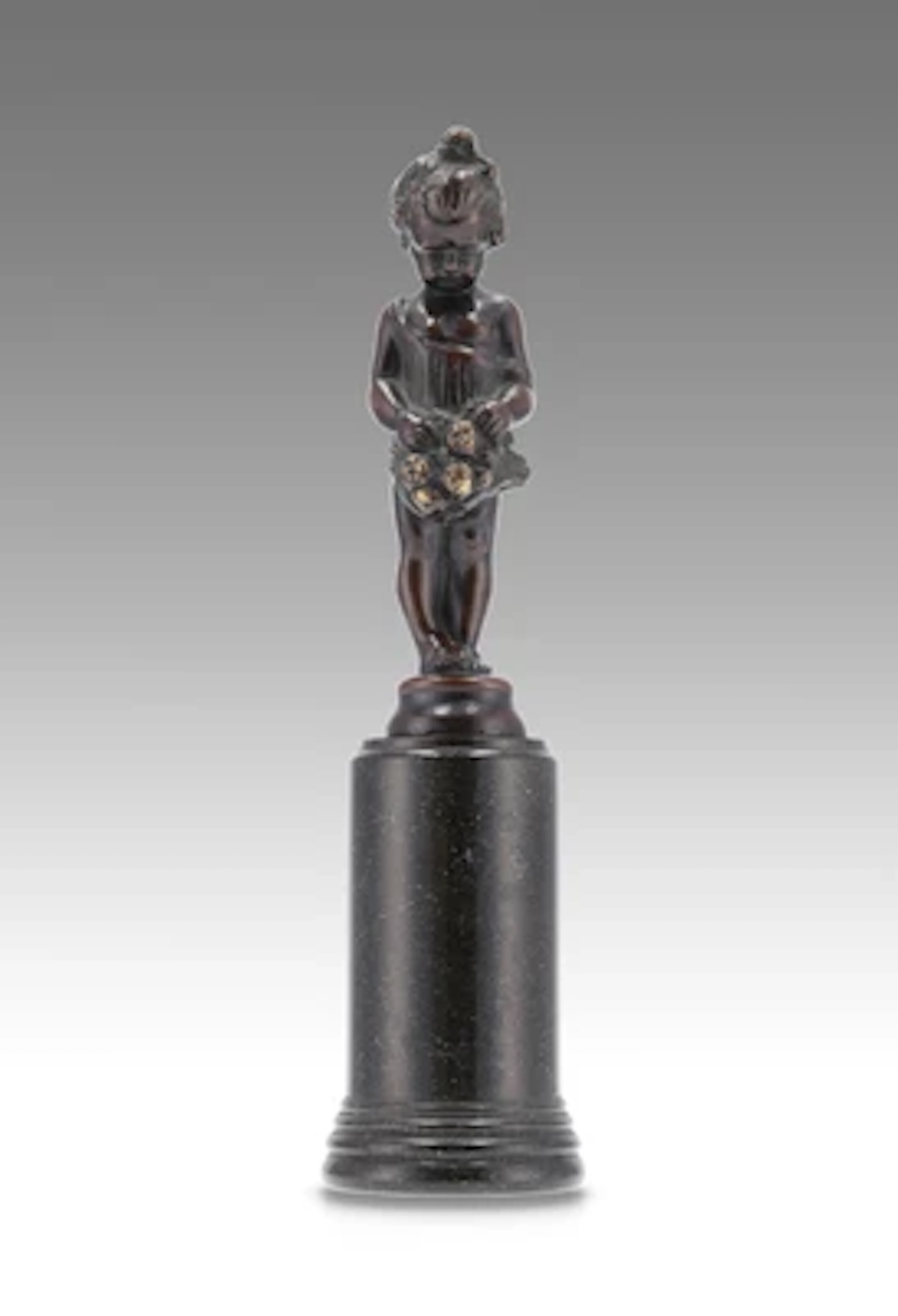 Lissy Eckart (München 1891-1974), Mädchen mit Blumenkorb aus Bronze, um 1900/15