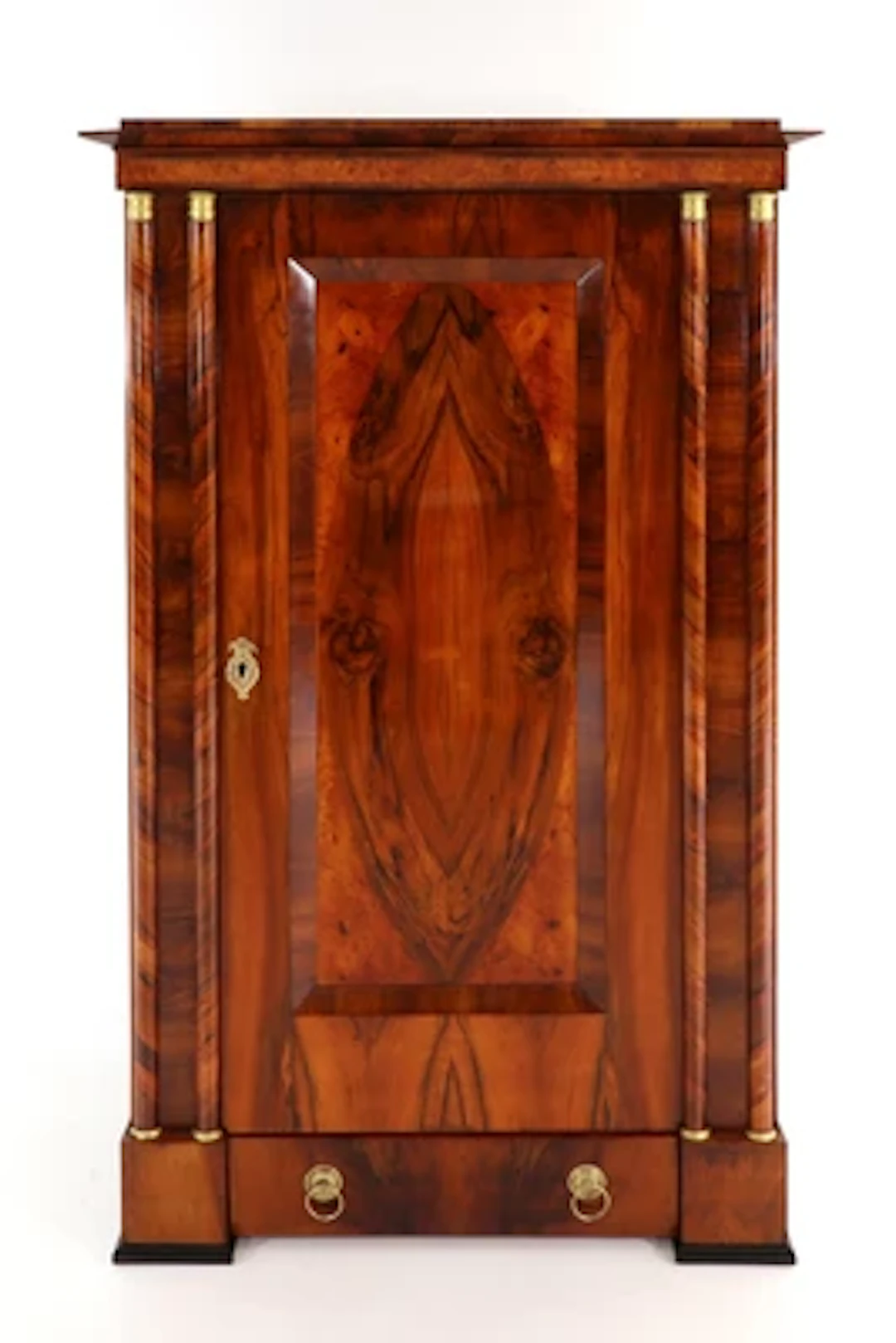 Vornehmer Biedermeierschrank um 1830