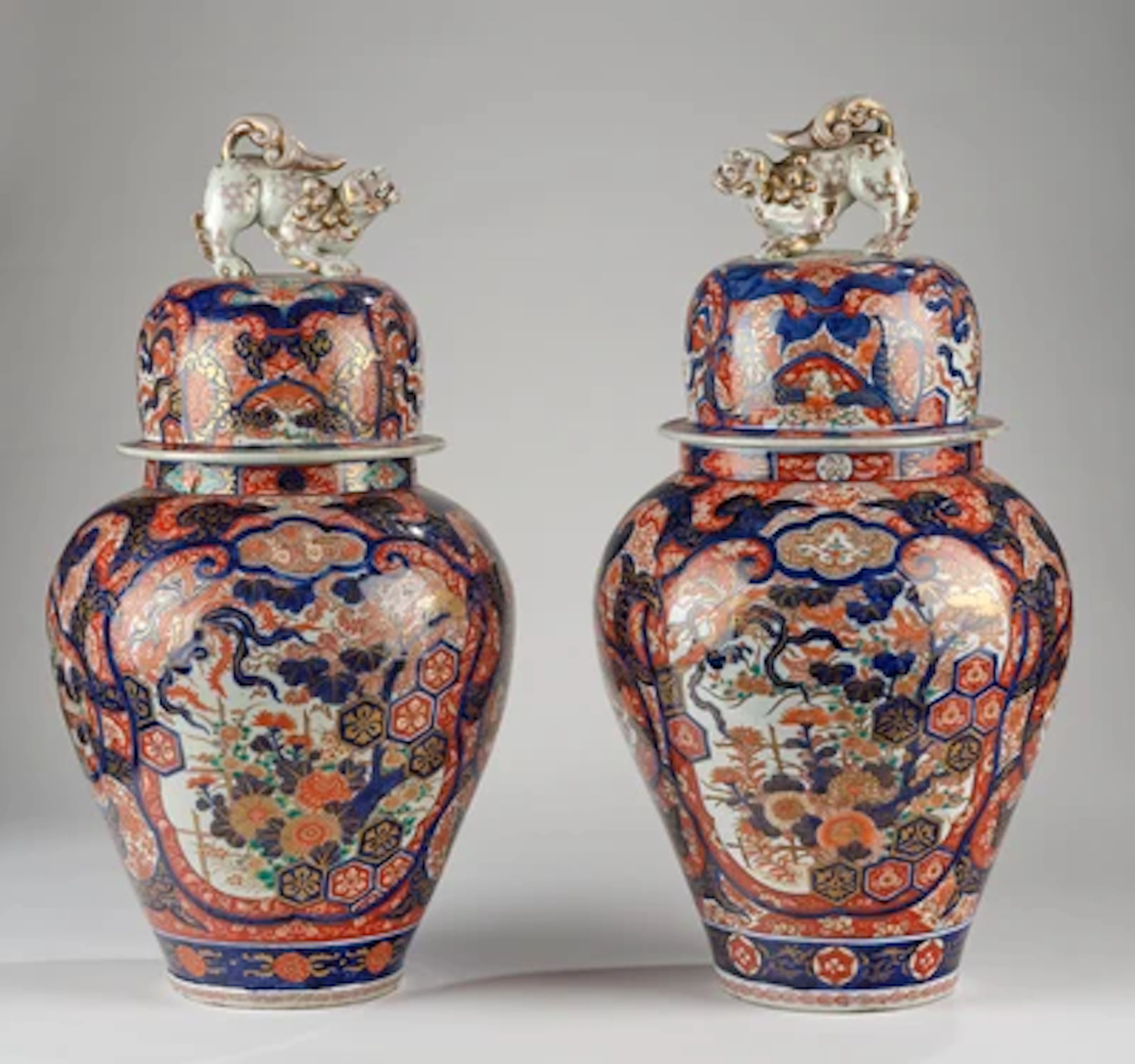 Paar Imari Deckelvasen, Japan, Meiji Periode,