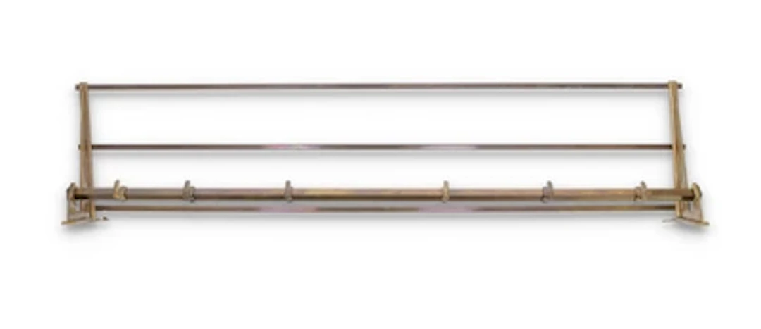 Wandgarderobe aus Messing mit Dekor im Secessionsstil, um 1900/15