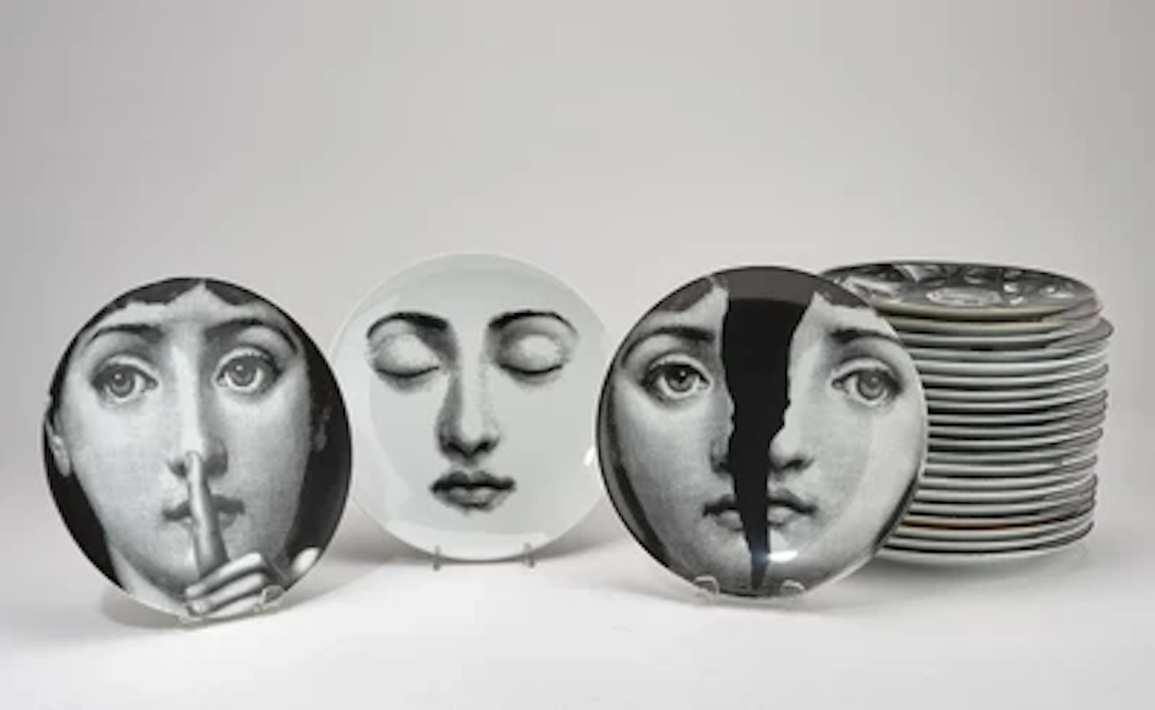 23 Teller u. a. aus der Serie 'Tema e variazioni', Entwurf Piero Fornasetti