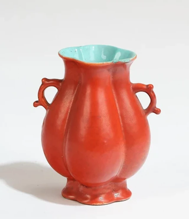 Kleine Vase, China, rote Siegelmarke Qianlong, aus der Zeit