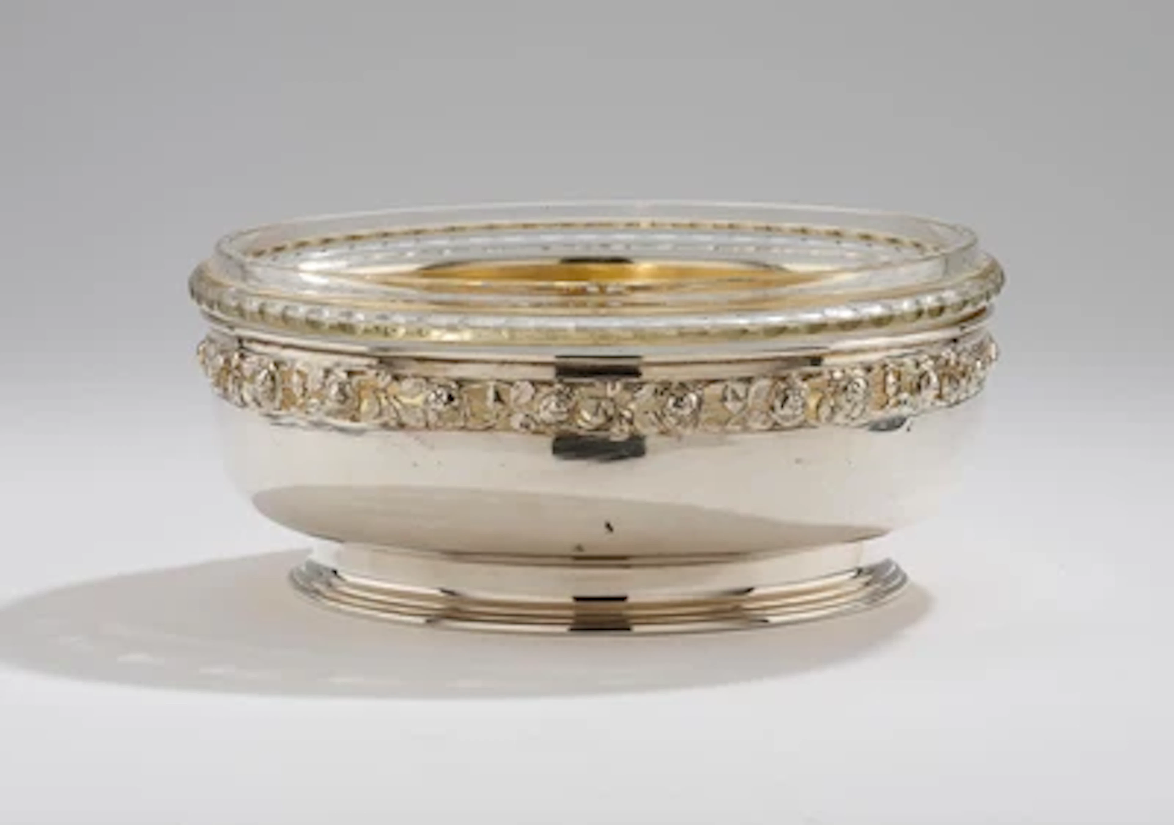 Runde Silberschale mit Rosenblütendekor und geschliffenem Glaseinsatz, Wien, bis Mai 1922