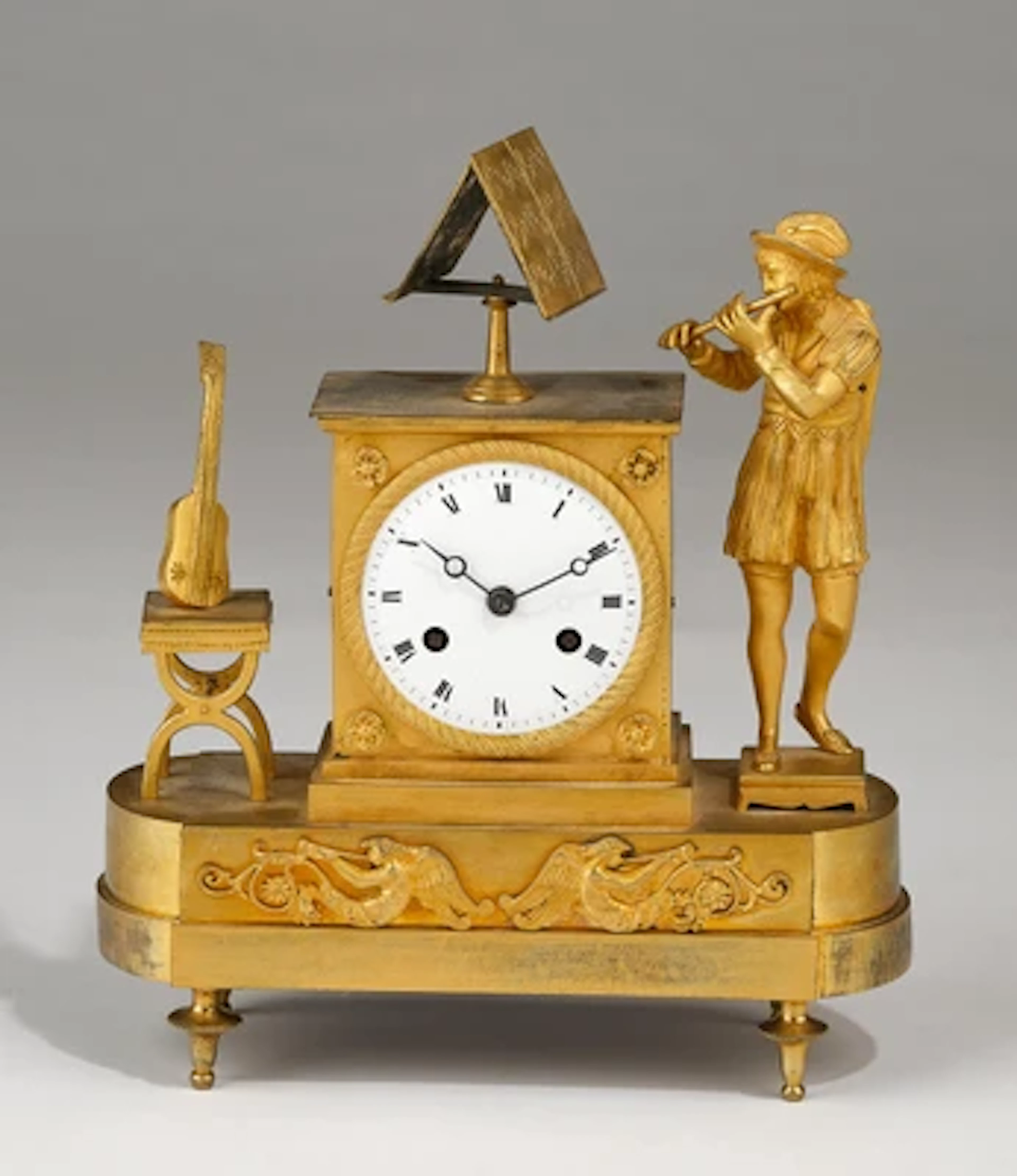 Kleine Charles X Ormolu Kaminuhr "Der Flötenspieler"