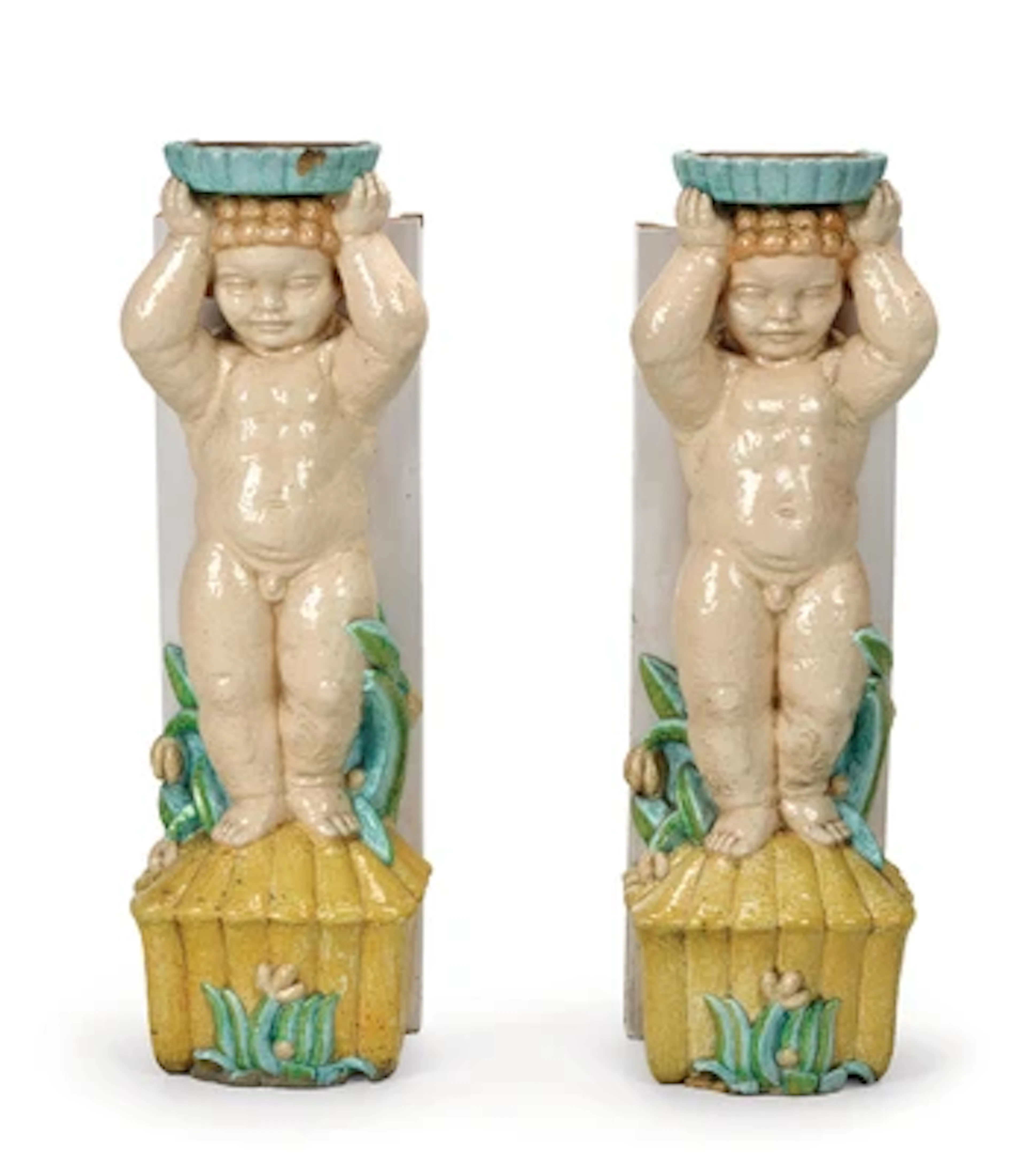 Paar große Putti, im Stil von Michael Powolny, wohl Firma Wienerberger, Wien