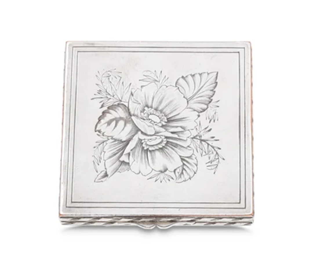 Versilberte Schminkdose mit Floraldekor, Frankreich, um 1915/20