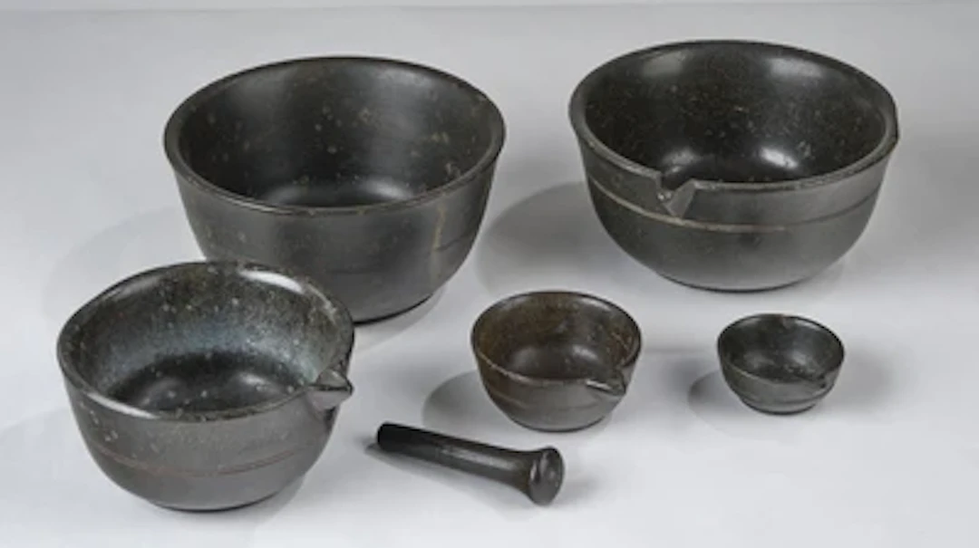 Sammlung von fünf Reibschalen bzw. Mörser aus Zöblitzer Serpentin