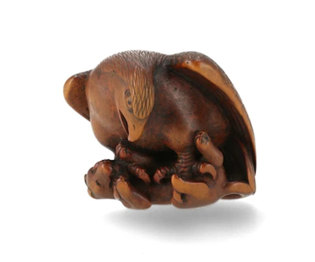 Netsuke eines Adlers mit Fuchs, Japan, 18./19. Jh., signiert Chikuyosai