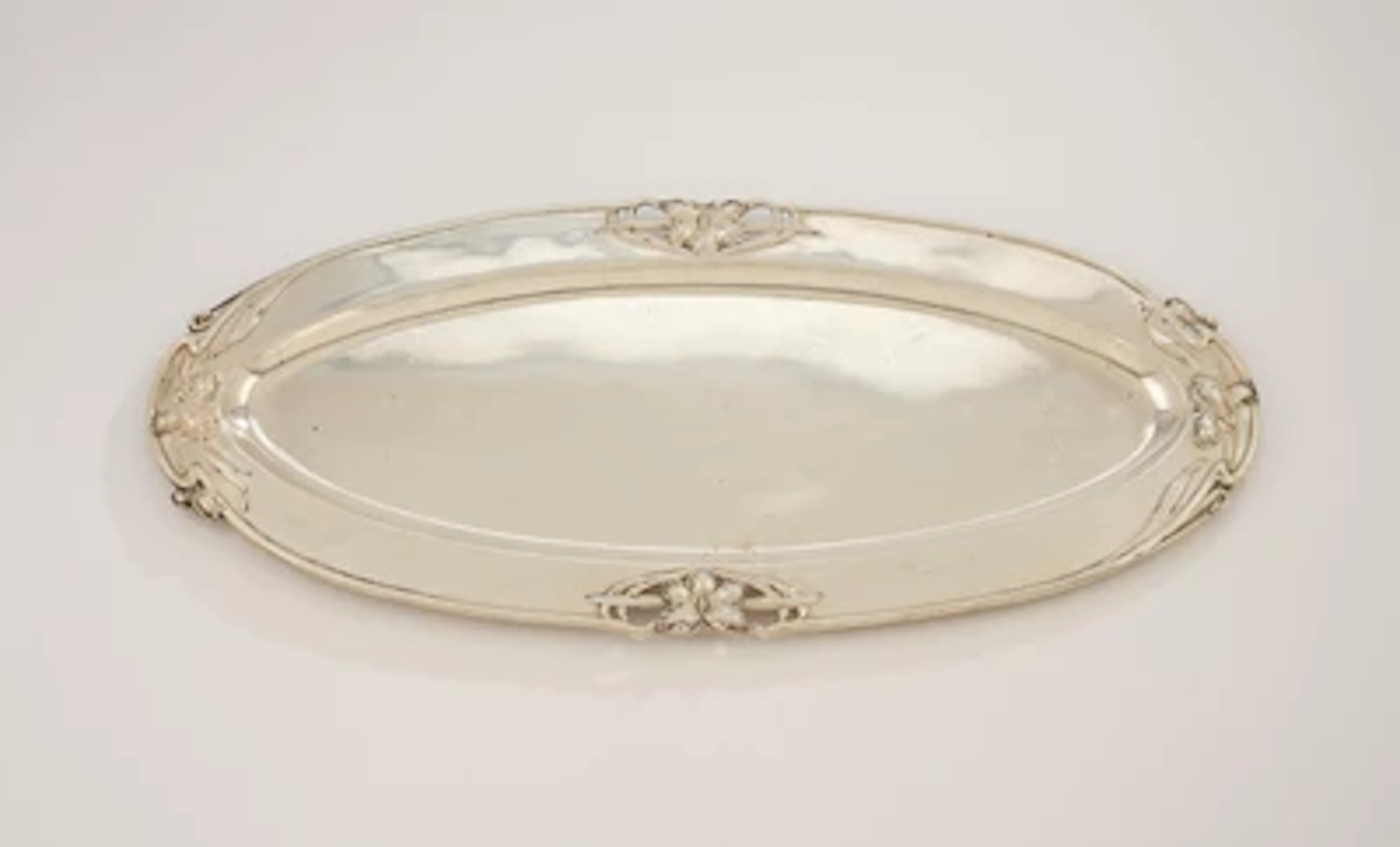 Großes ovales Silbertablett mit Schwertliliendekor, Franz Martinetz, Wien, bis Mai 1922