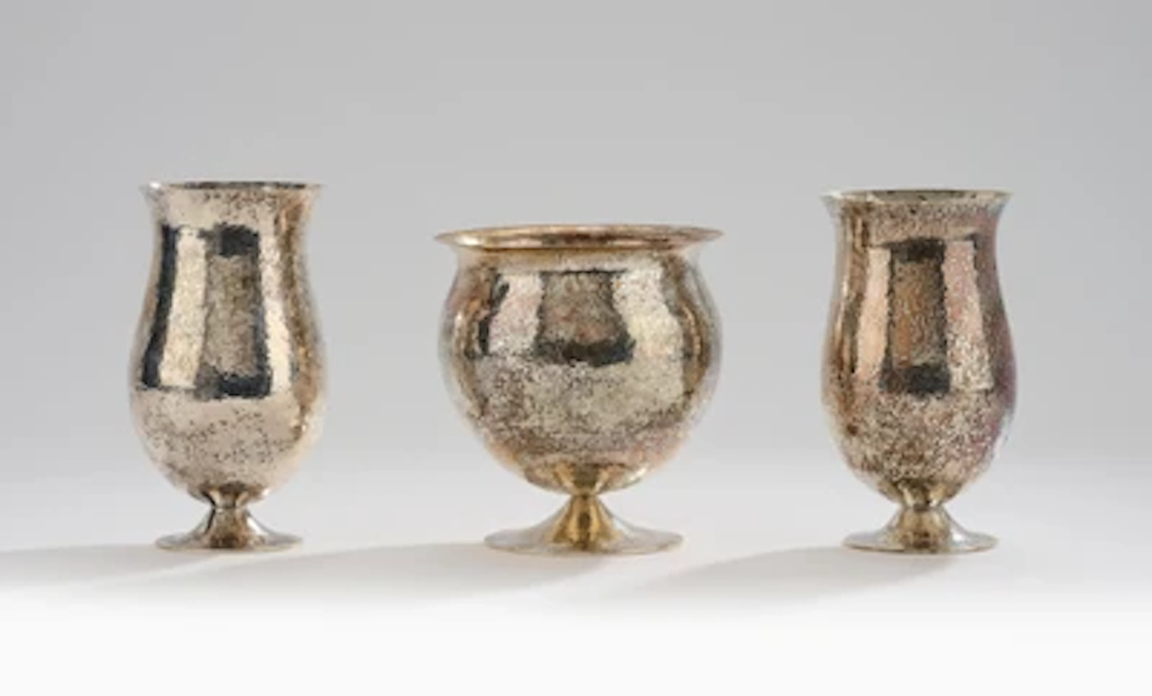 Drei Silbervasen: ein Paar Vasen und eine breite Vase, Firma Alexander Sturm, Wien, ab Mai 1922
