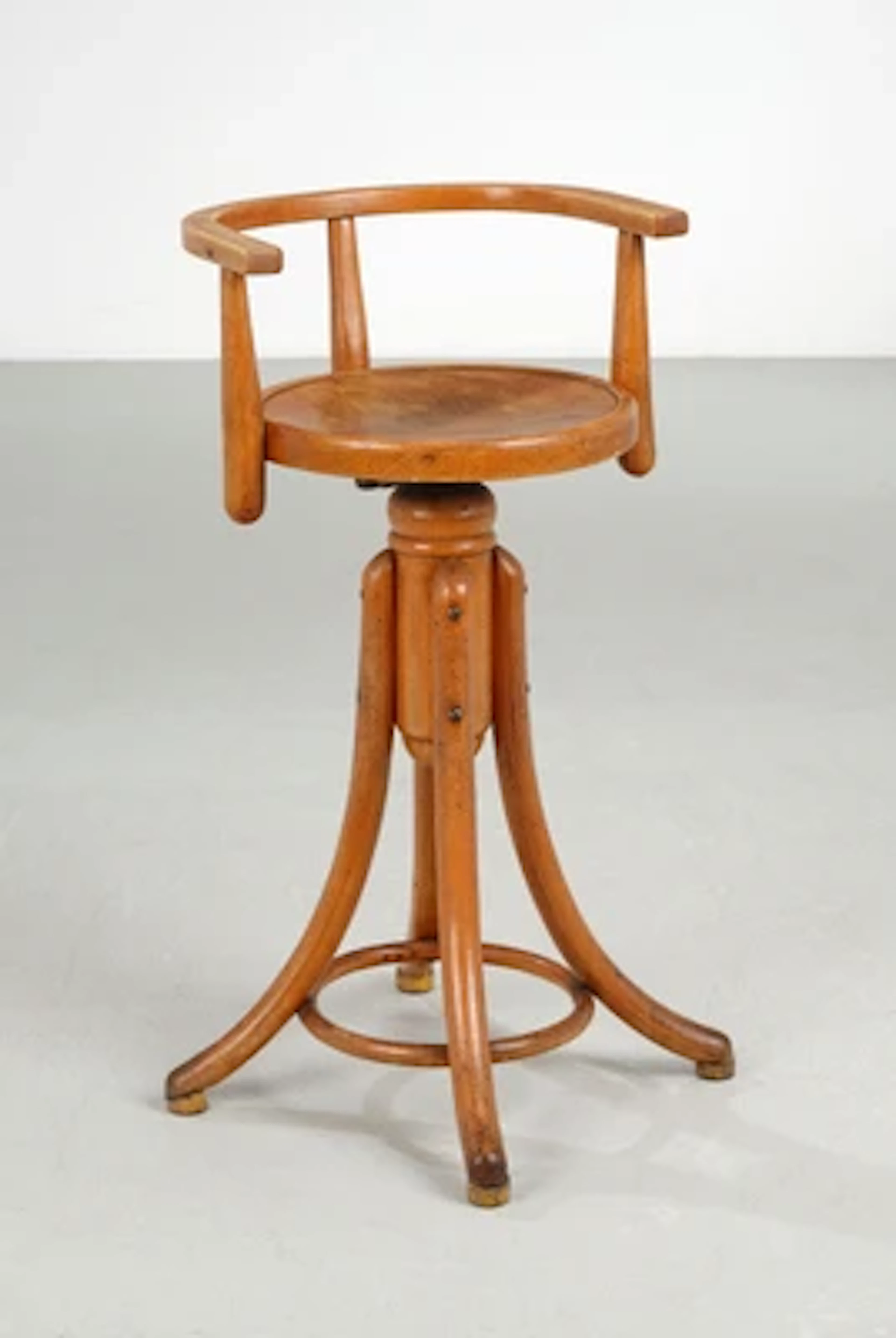 Drehbarer Hochstuhl (als Barhocker verwendbar; ursprünglich: Frisierstuhl für Kinder), Entwurf: vor 1911, Ausführung: Firma Gebrüder Thonet, Wien