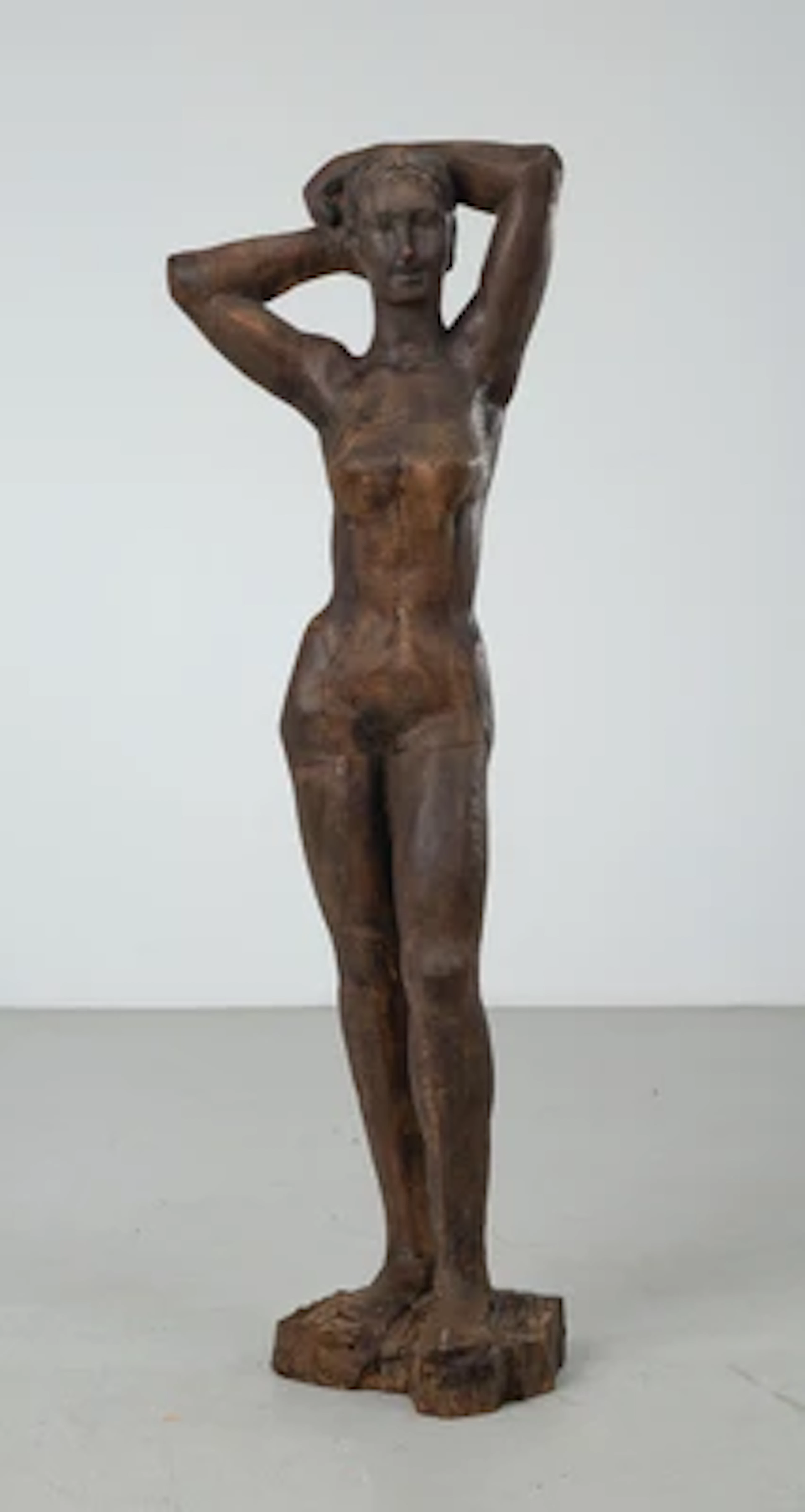 Große Holzskulptur: stehende Frauenfigur mit erhobenen Armen