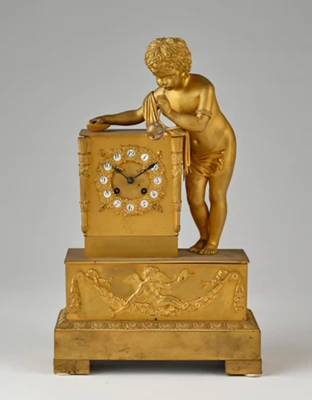 Neoklassizismus Bronze Kaminuhr "Amor als Seifenblasenbläser"