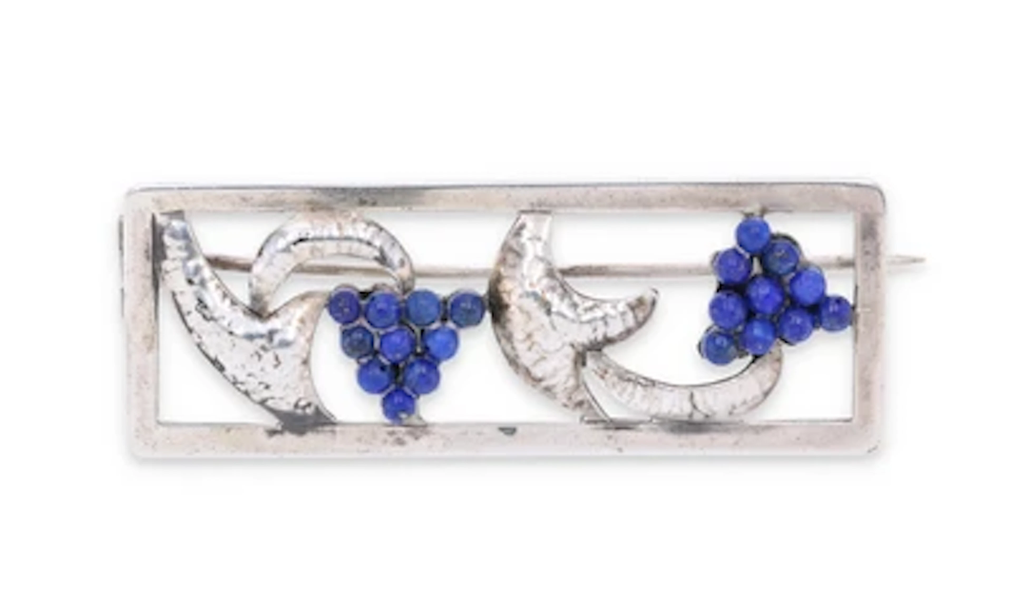 Brosche aus Silber mit Floraldekor und Lapislazuli, Wien, nach Mai 1922