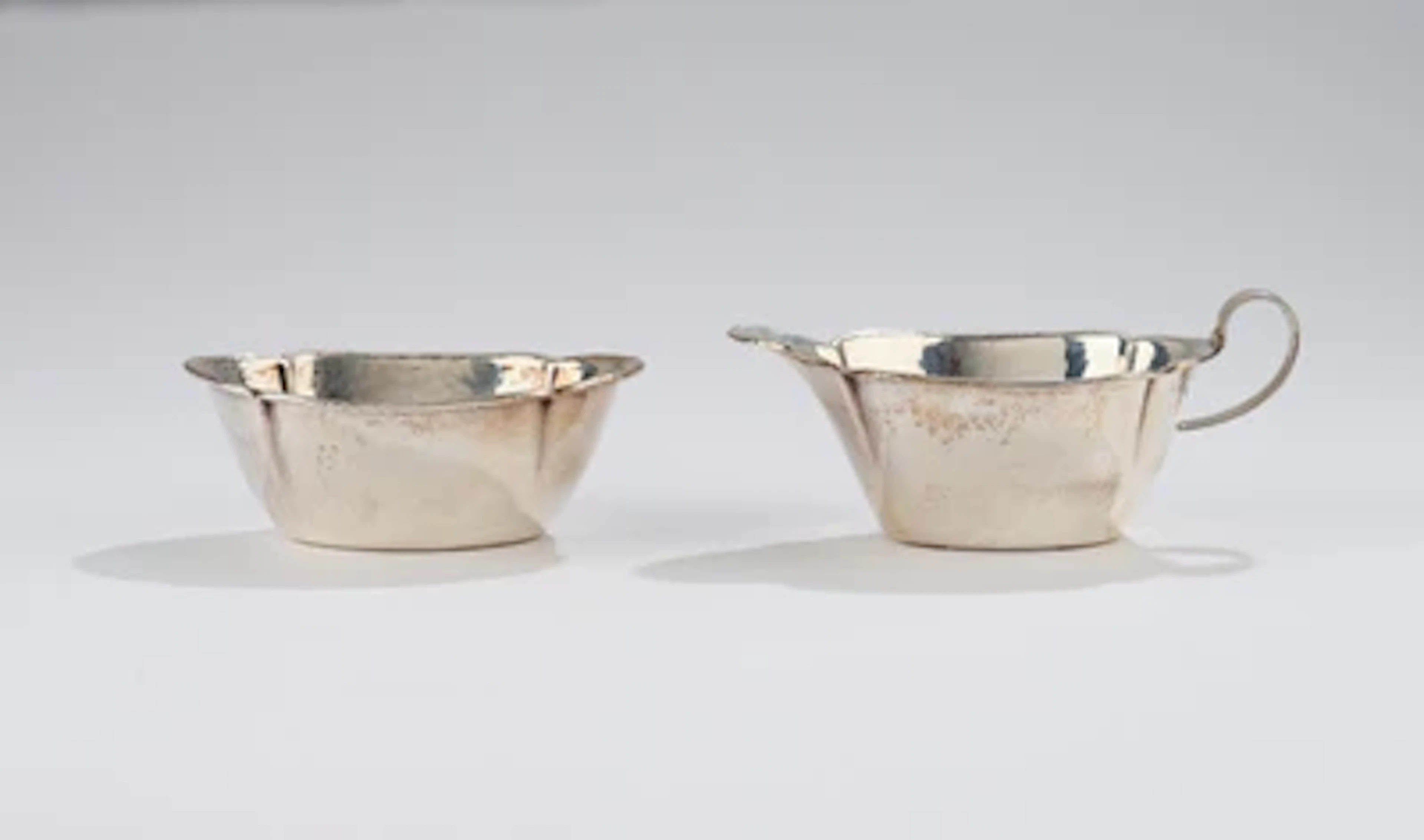 Zuckerdose und Gießer aus Silber mit Hammerschlagdekor, Wilkens & Söhne, M. H. Wilkens & Söhne, Bremen-Hemelingen, 1934
