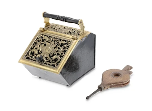 Kohleschüttkübel mit arabesker Ornamentik, um 1900