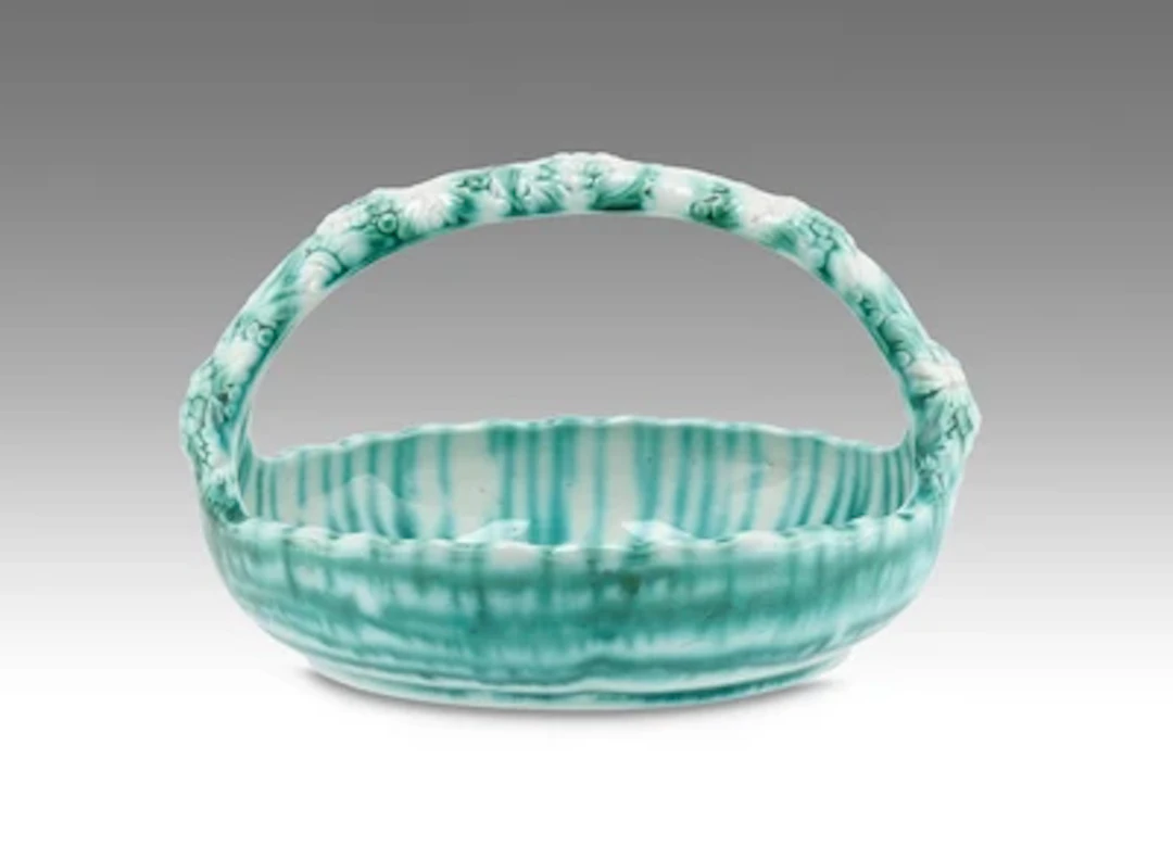 A handled bowl with green flamed decoration, model no. 738, Vereinigte