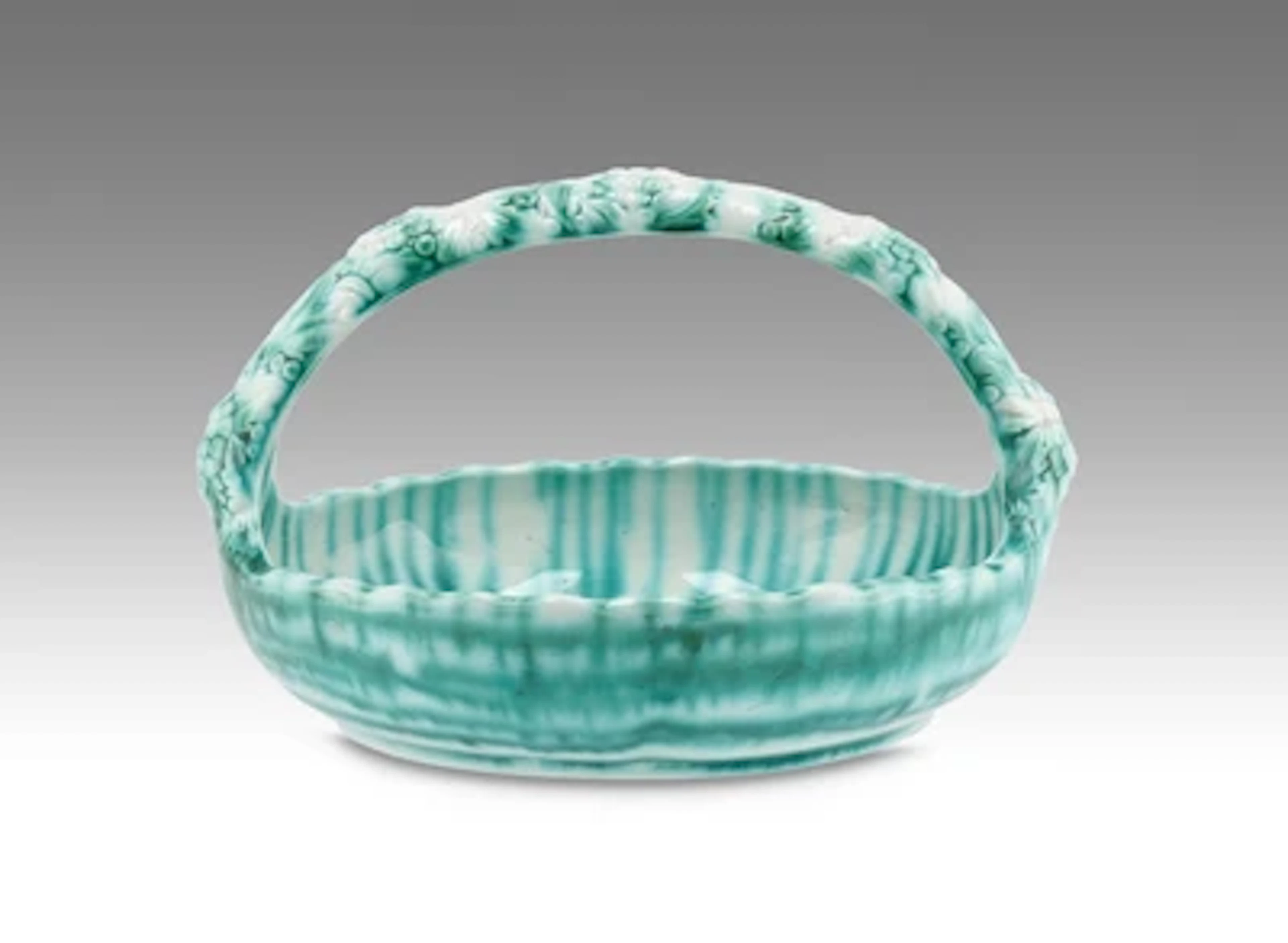 A handled bowl with green flamed decoration, model no. 738, Vereinigte