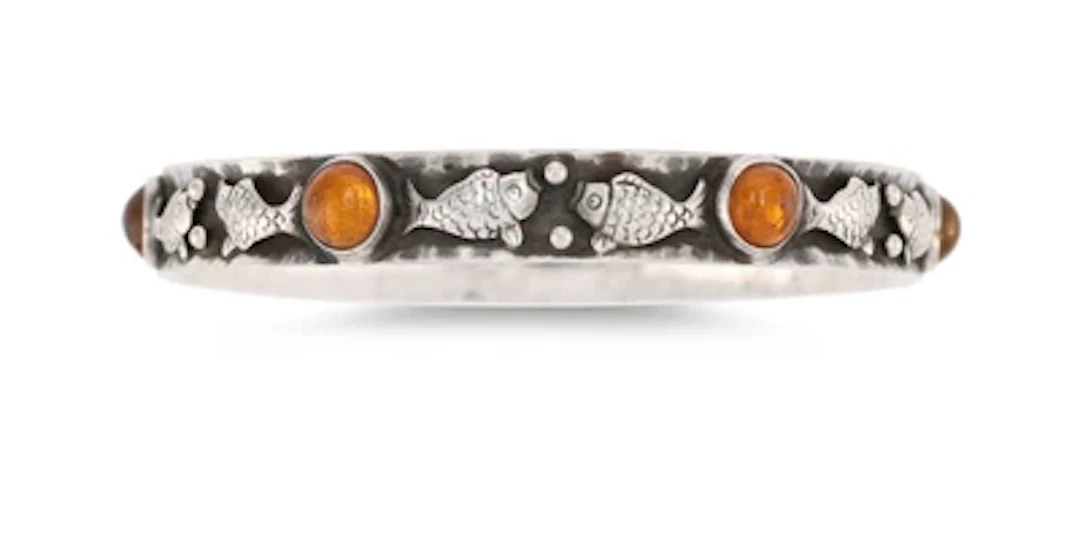 Armreif aus Silber mit Fischdekor und Bernstein, Georg Kramer, Fischlandschmuck
