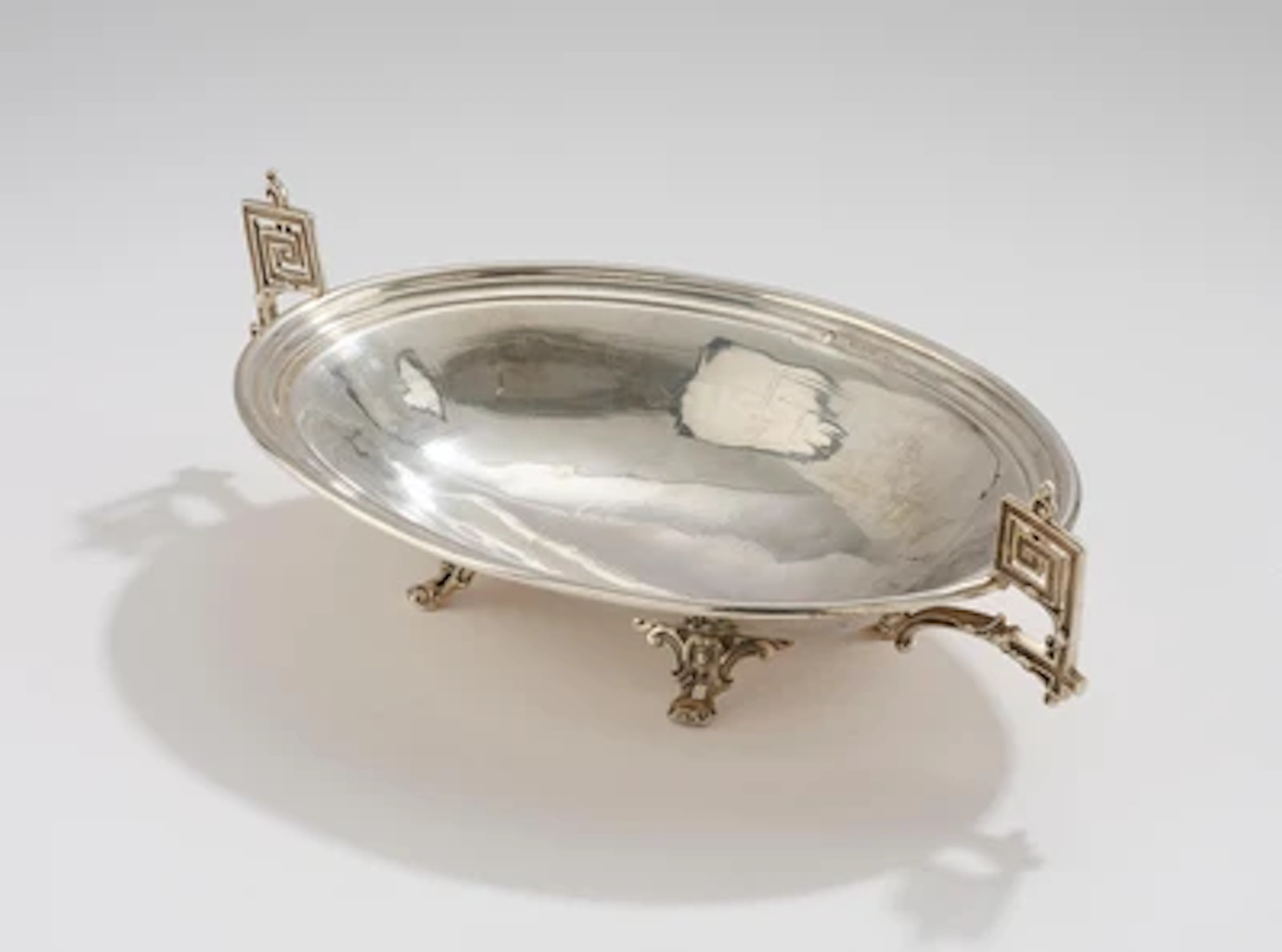 Ovale Aufsatzschale aus Silber mit geometrischen Henkeln im keltischem Stil, Wien, bis Mai 1922