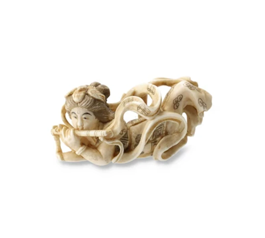 Netsuke eines fliegenden Tennin mit Flöte, Japan, 19. Jh., signiert