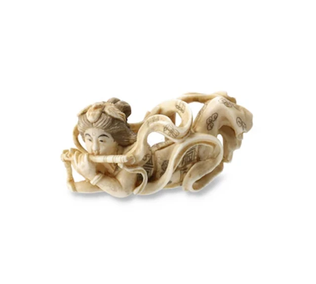 Netsuke eines fliegenden Tennin mit Flöte, Japan, 19. Jh., signiert