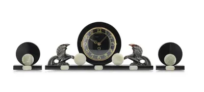 An Art Deco onyx mantel clock with birds and two bookends, c. 1920/35