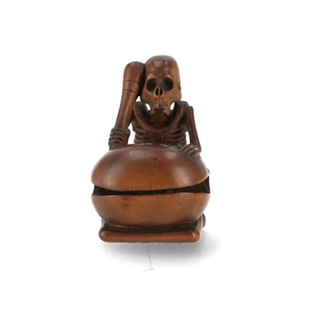 Netsuke eines Skeletts mit Mokugyo, Japan, 19. Jh., signiert Gyokuzan