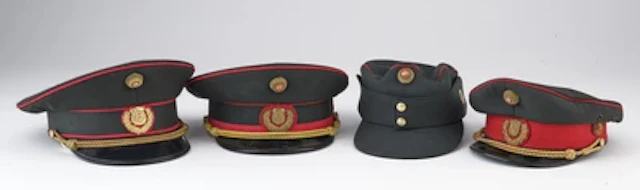 Österreichische Sicherheitswache 2. Republik -Konvolut von 4 Kopfbedeckungen: