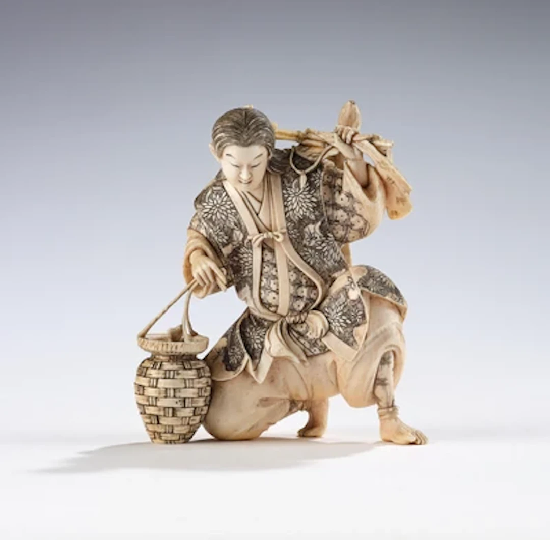 Okimono eines knienden Mannes mit Korb mit Fischen, Japan, Meiji Periode