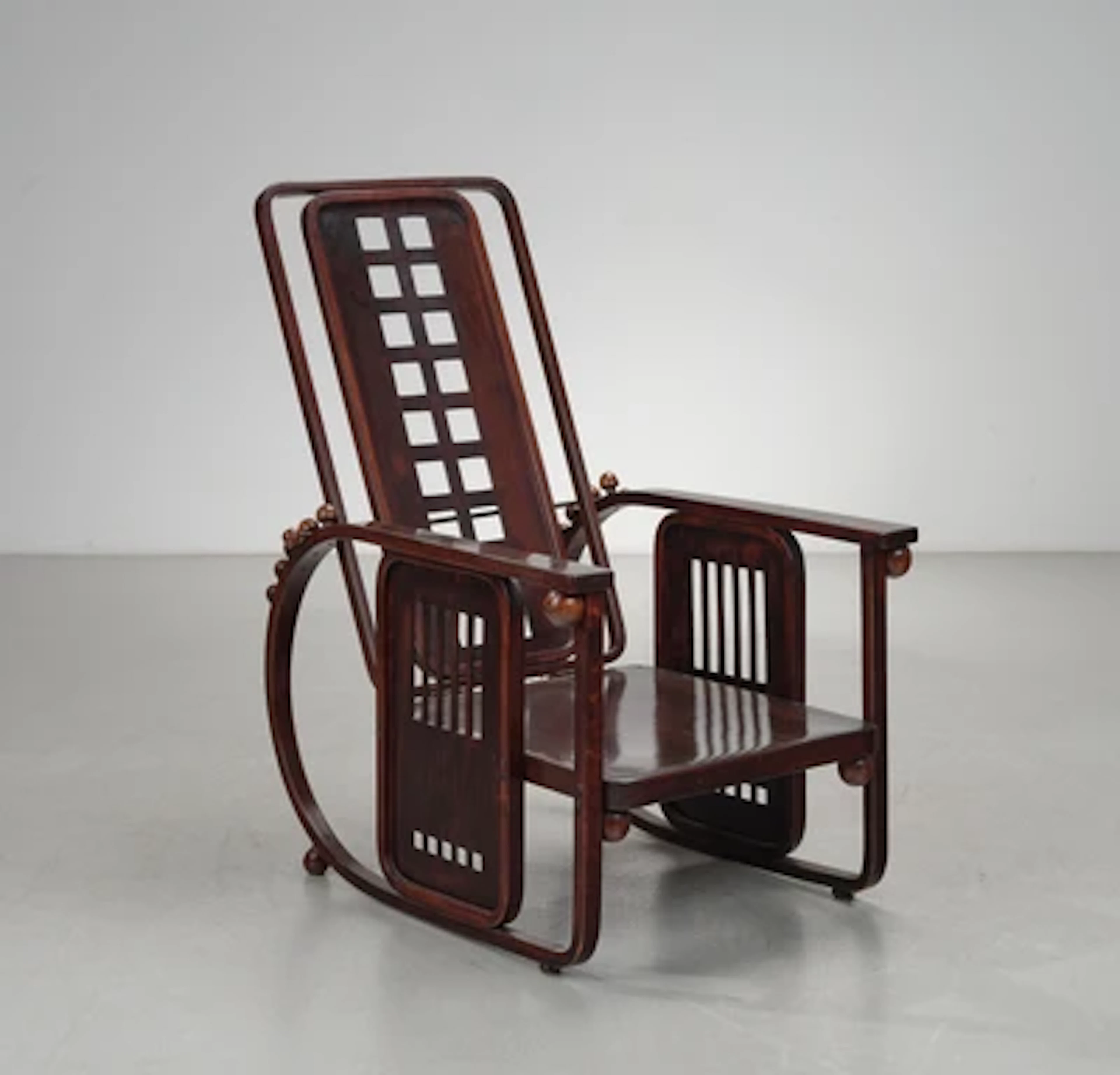 Josef Hoffmann, a seating machine (“Sitzmaschine”), designed in 1905
