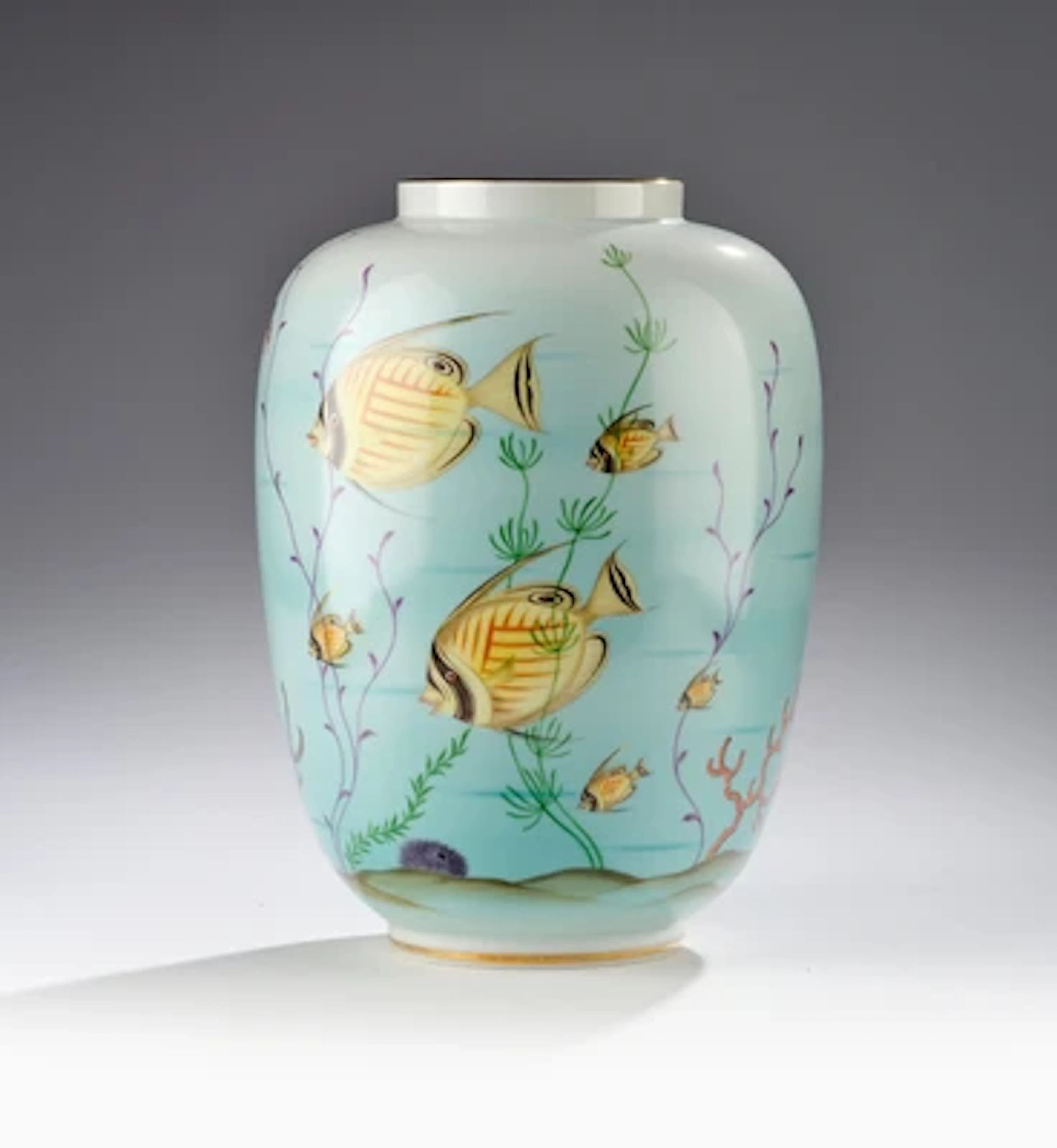 Vase mit Darstellung von Fischen (Flossenblatt, Schleierfische, Schleierschwänze und Korallenfische), Dekorentwurf: Edwin Breideneichen, Dekornummer: 5987, Formnummer: 114, Ausführung: Wiener Porzellanmanufaktur Augarten, nach dem Zweiten Weltkrieg
