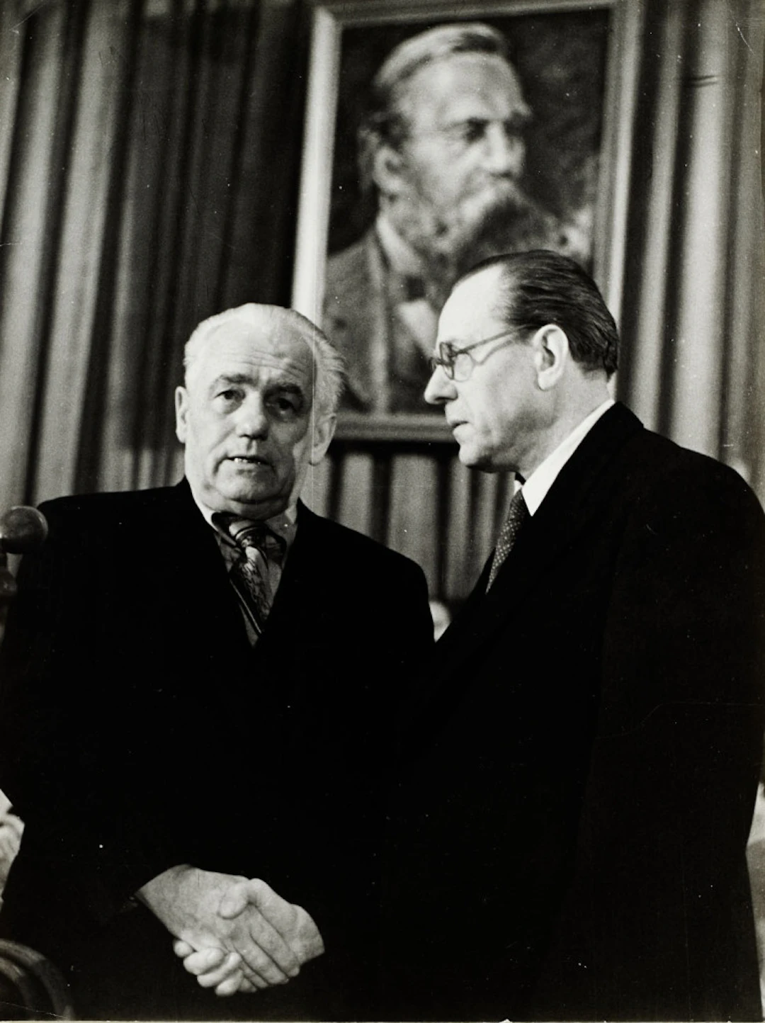 Herbert Hensky. Händedruck zwischen Wilhelm …
