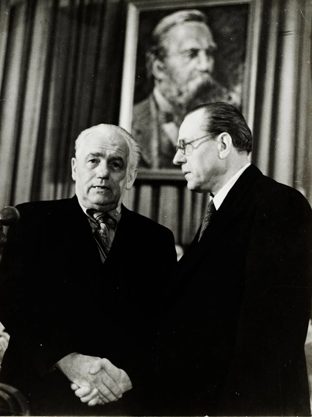 Herbert Hensky. Händedruck zwischen Wilhelm …