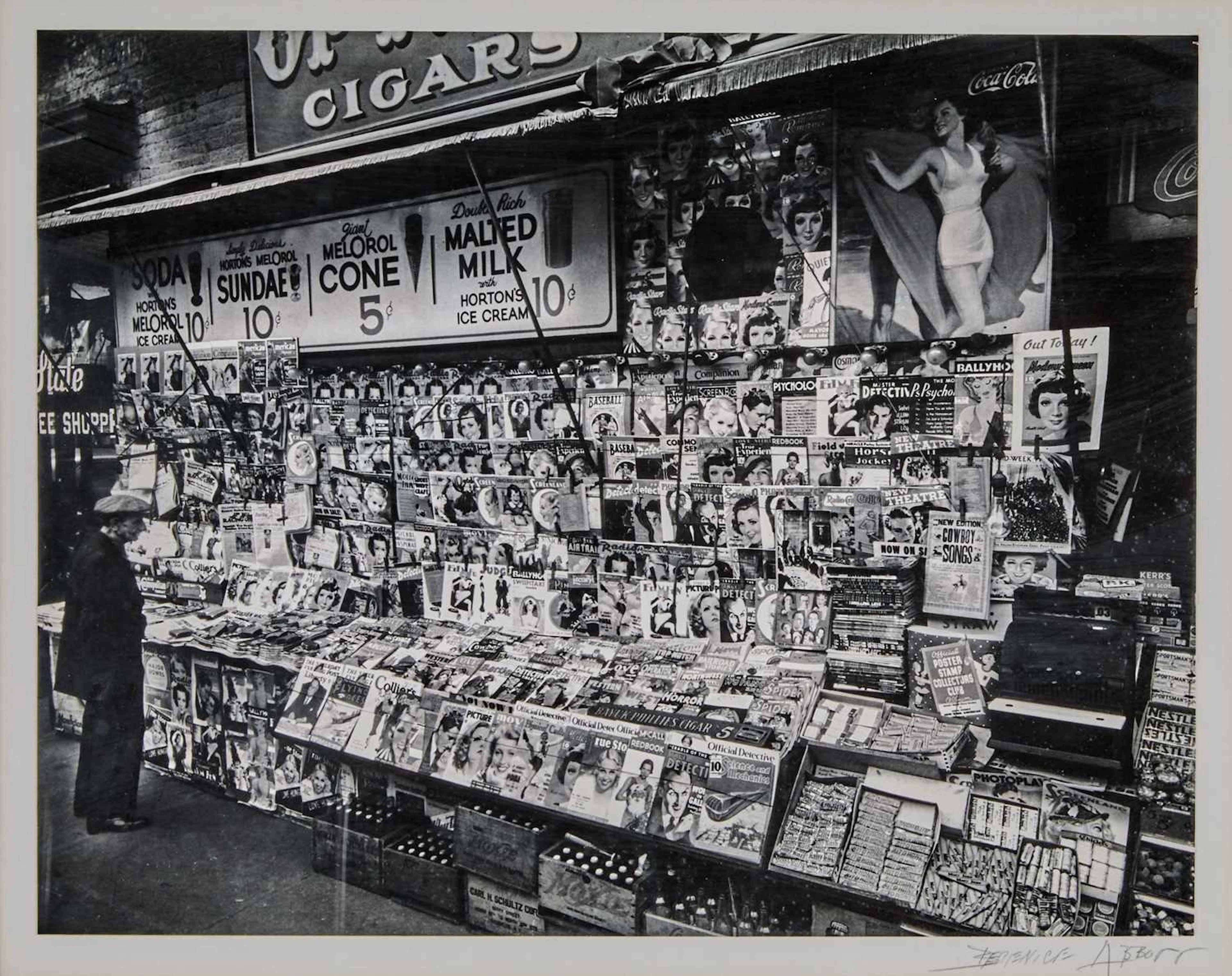 Berenice Abbott, Newsstand, 32nd Street and Third Avenue, Nov. 19, 1935