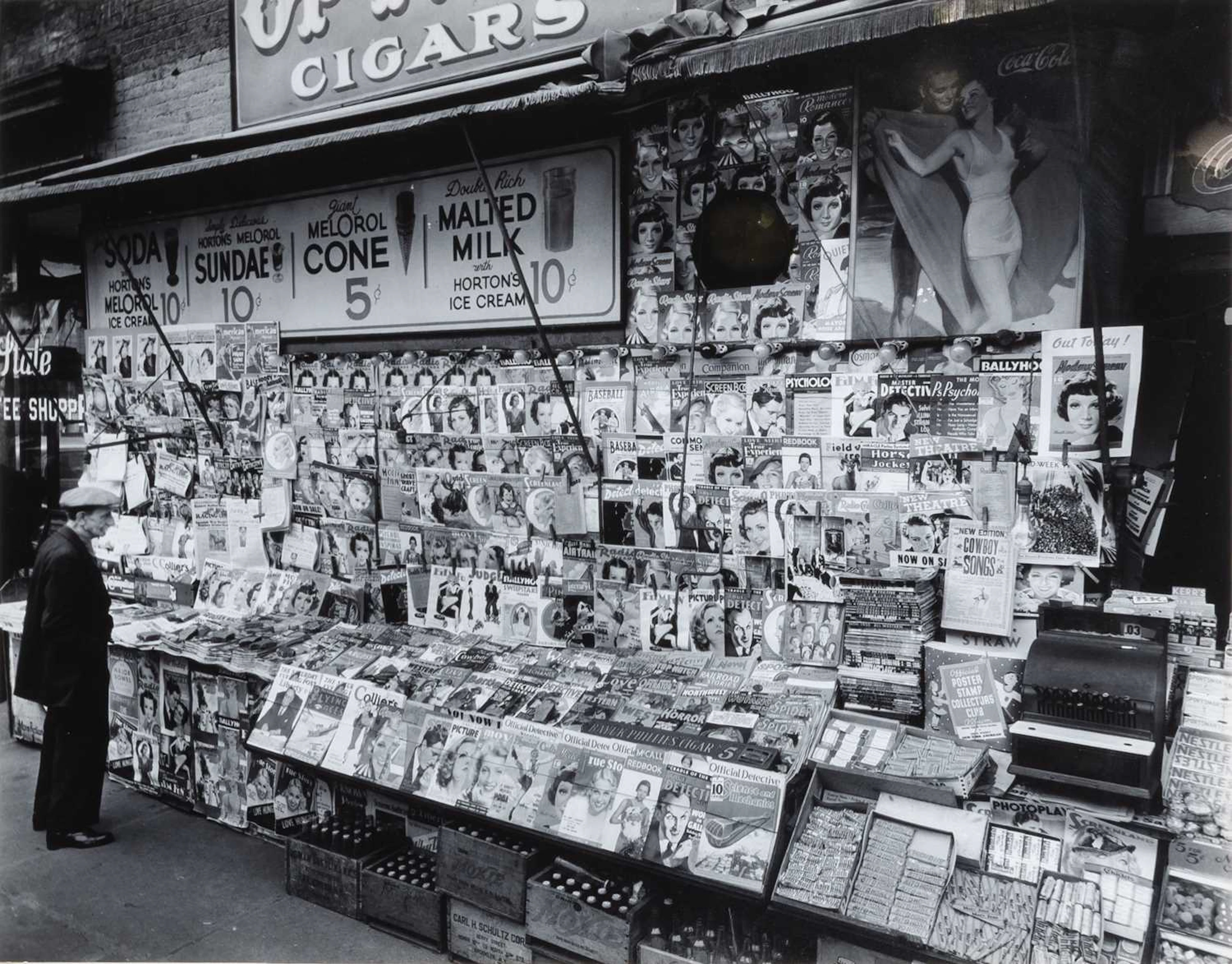Berenice Abbott, Newsstand, East 32nd Street and Third Avenue, Manhattan, 1935