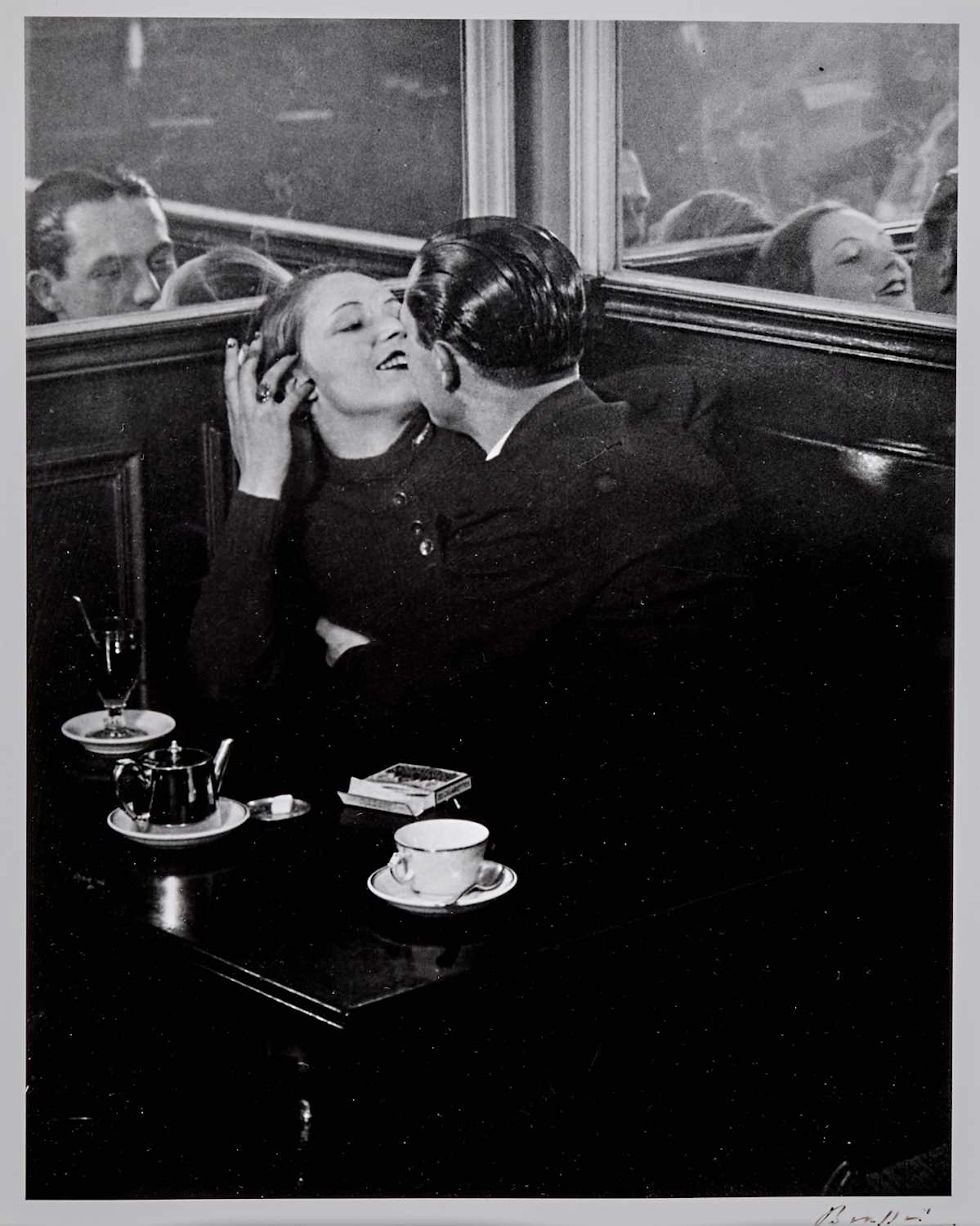 Brassai, Couple d'amoureux dans un petit café, quartier Italie, 1932
