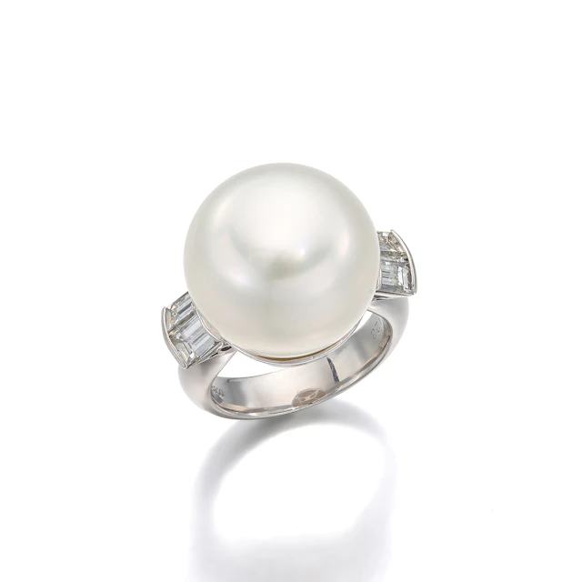 No Reserve | A South Sea Cultured Pearl, Diamond and Platinum Ring