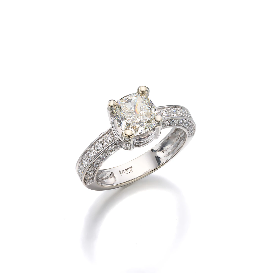 No Reserve | A Diamond and White Gold Ring