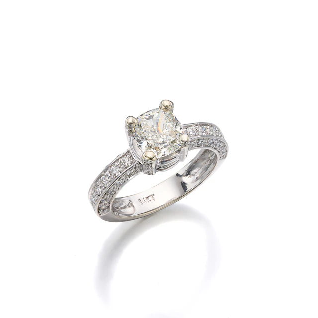 No Reserve | A Diamond and White Gold Ring