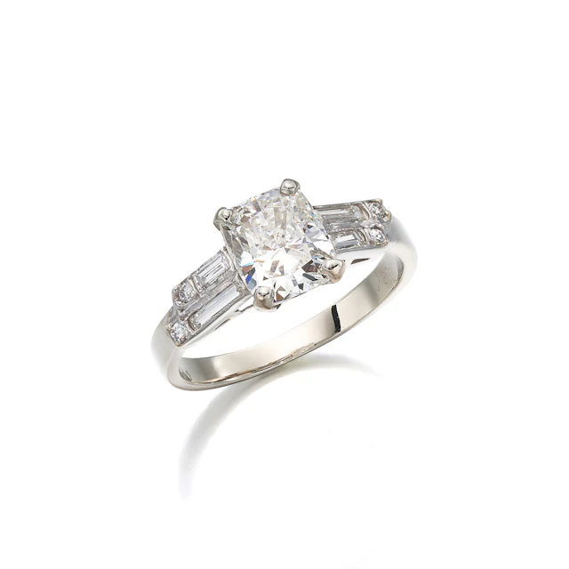 No Reserve | A Diamond and White Gold Ring