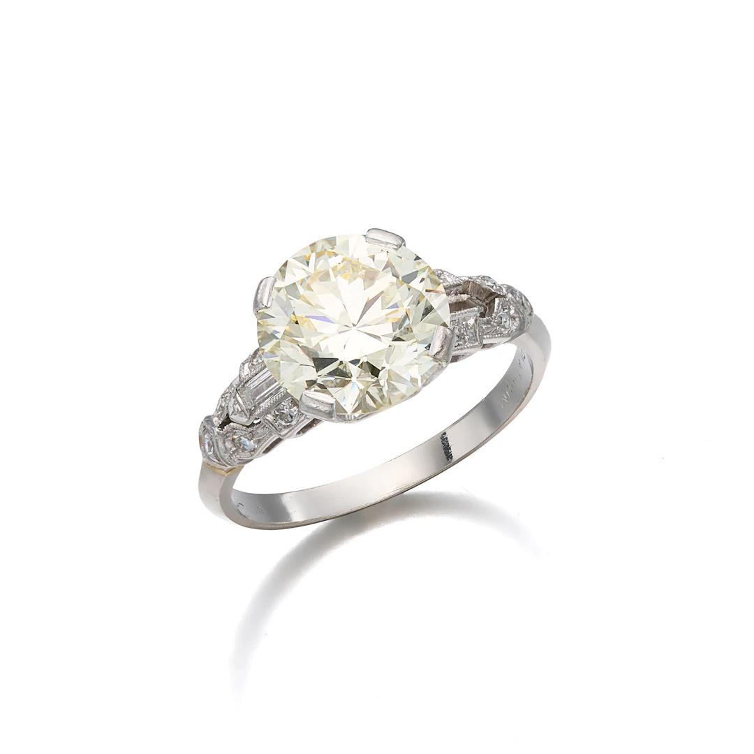 An Art Deco Diamond and Platinum Ring, circa 1925