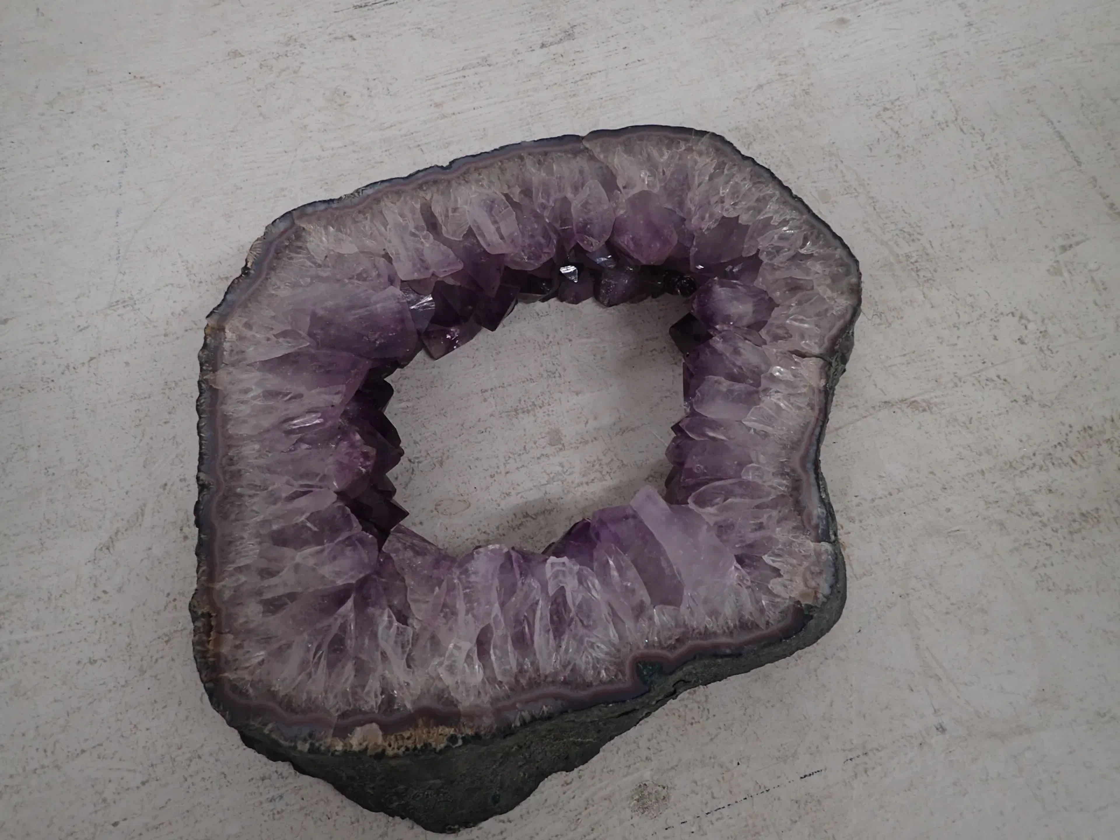 Ametistgrotta H:6cm D:31cm