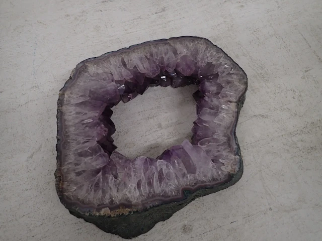 Ametistgrotta H:6cm D:31cm
