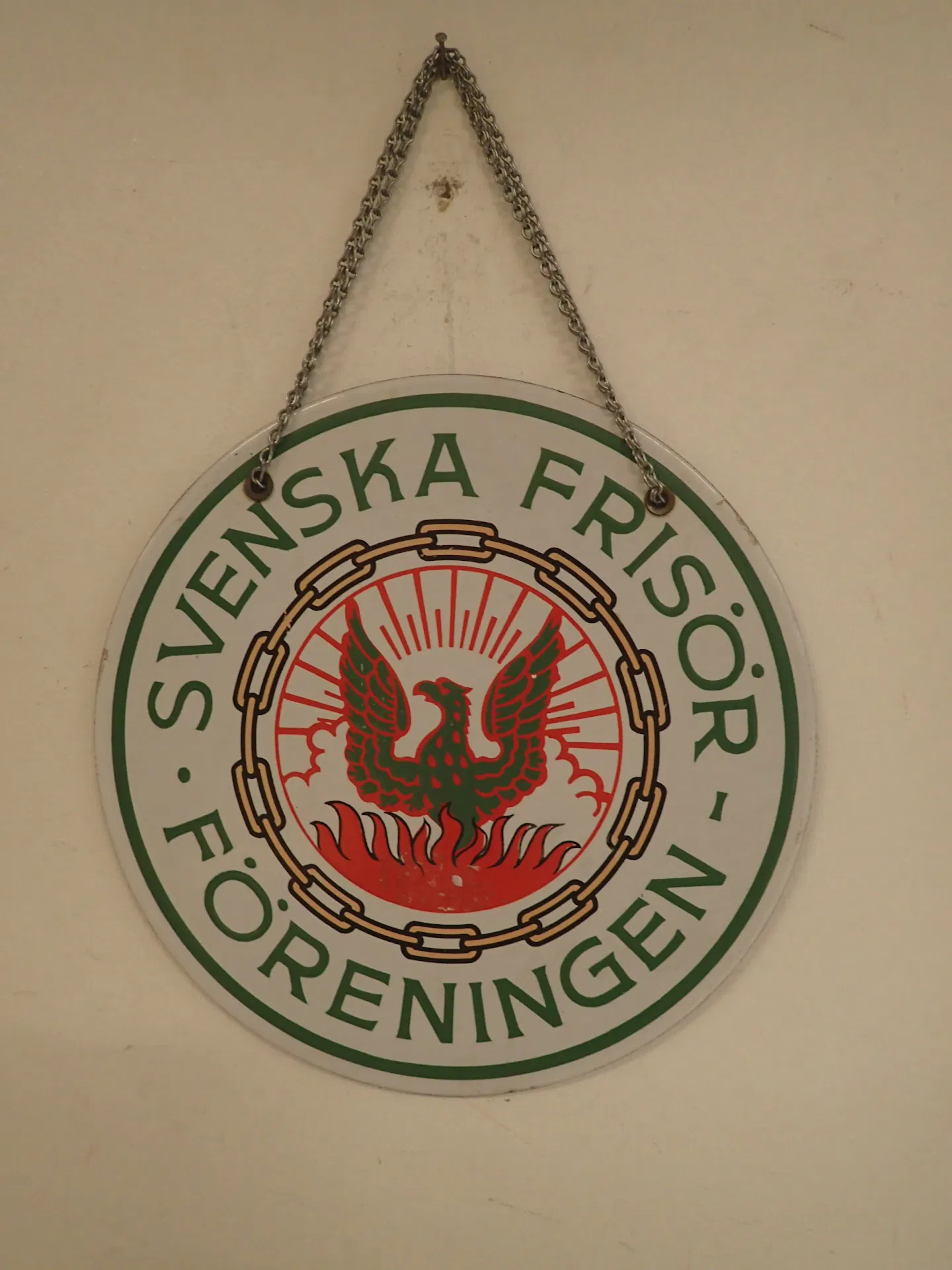 Emaljskylt 2-sidig "Svenska Frisörföreningen"