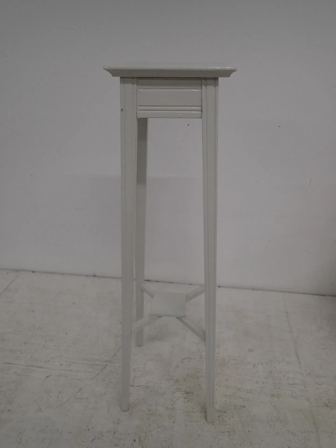 Piedestal i trä H:77cm